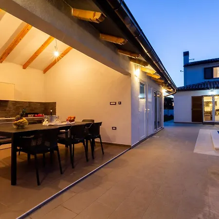 ヴィラ Alba Bianca Near Pula For 6 People With Children Playground And Wellness