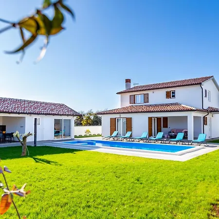 Alba Bianca Near Pula For 6 People With Children Playground And Wellness ヴィラ *