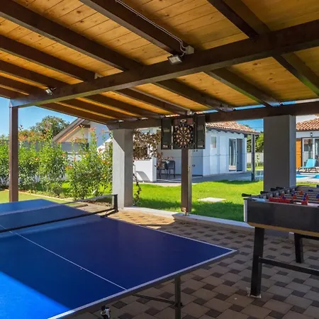 Alba Bianca Near Pula For 6 People With Children Playground And Wellness ヴィラ *